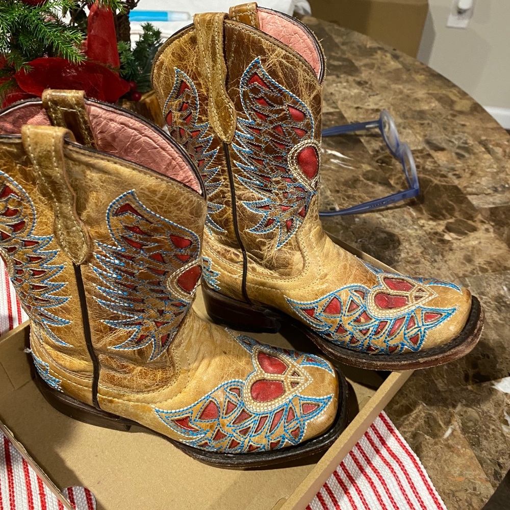 Girls cowboy boots.